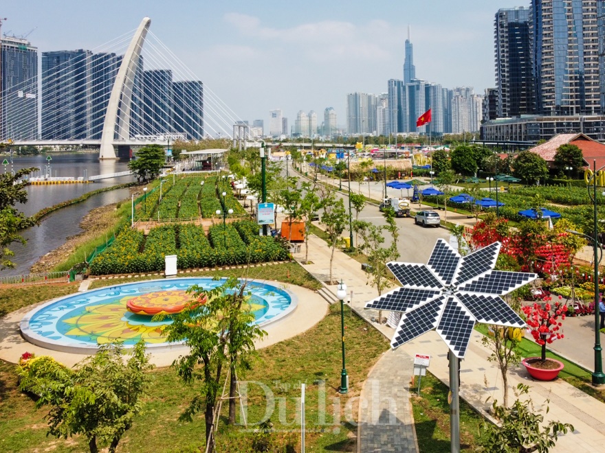 Công viên Sài Gòn có hoa hướng dương điện mặt trời khổng lồ - 1