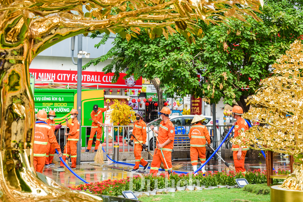 Công nhân tất bật dọn dẹp vệ sinh Đường hoa Nguyễn Huệ trước giờ khai mạc - 7