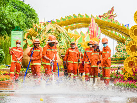 Công nhân tất bật dọn dẹp vệ sinh Đường hoa Nguyễn Huệ trước giờ khai mạc