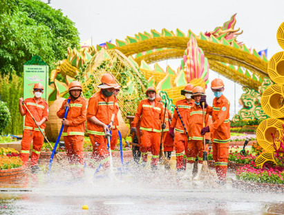 Chuyển động - Công nhân tất bật dọn dẹp vệ sinh Đường hoa Nguyễn Huệ trước giờ khai mạc