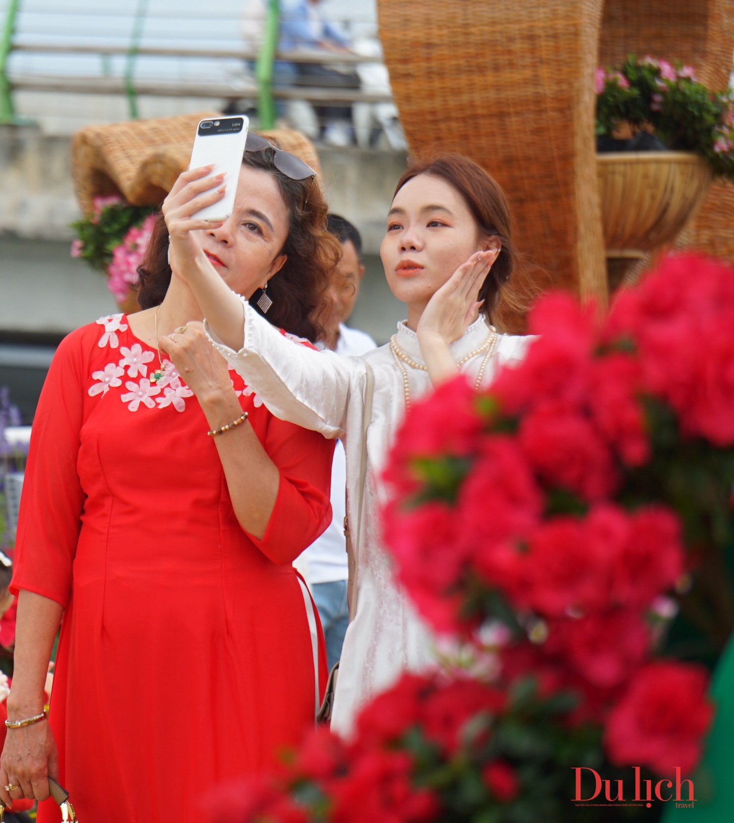 Người dân, du khách nô nức "check-in" đường hoa xuân bên sông Hàn - 13
