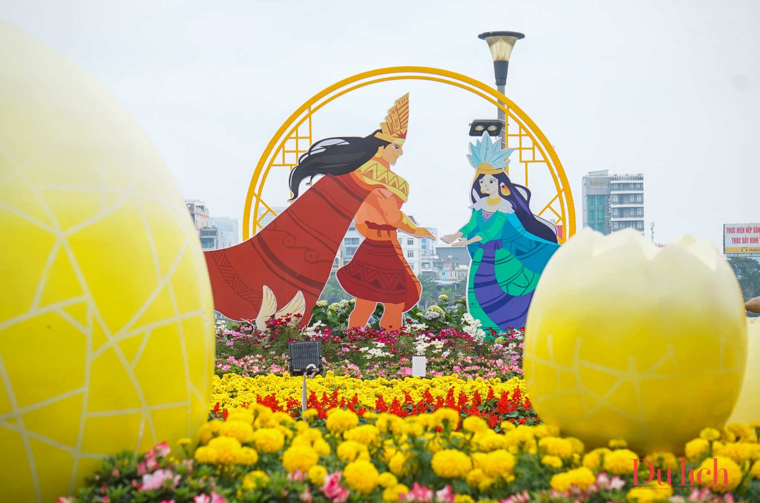 Người dân, du khách nô nức "check-in" đường hoa xuân bên sông Hàn - 8