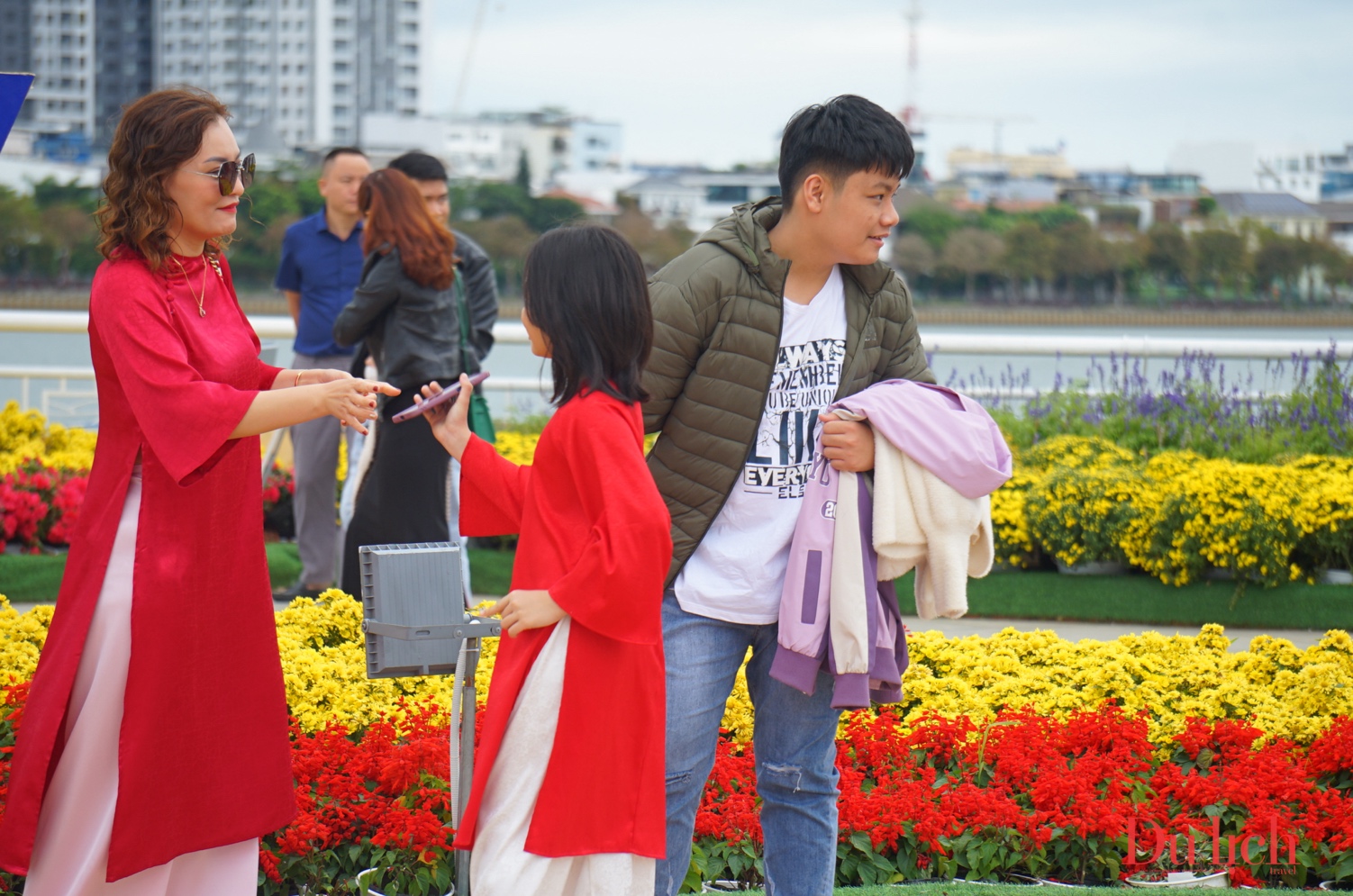 Người dân, du khách nô nức "check-in" đường hoa xuân bên sông Hàn - 16