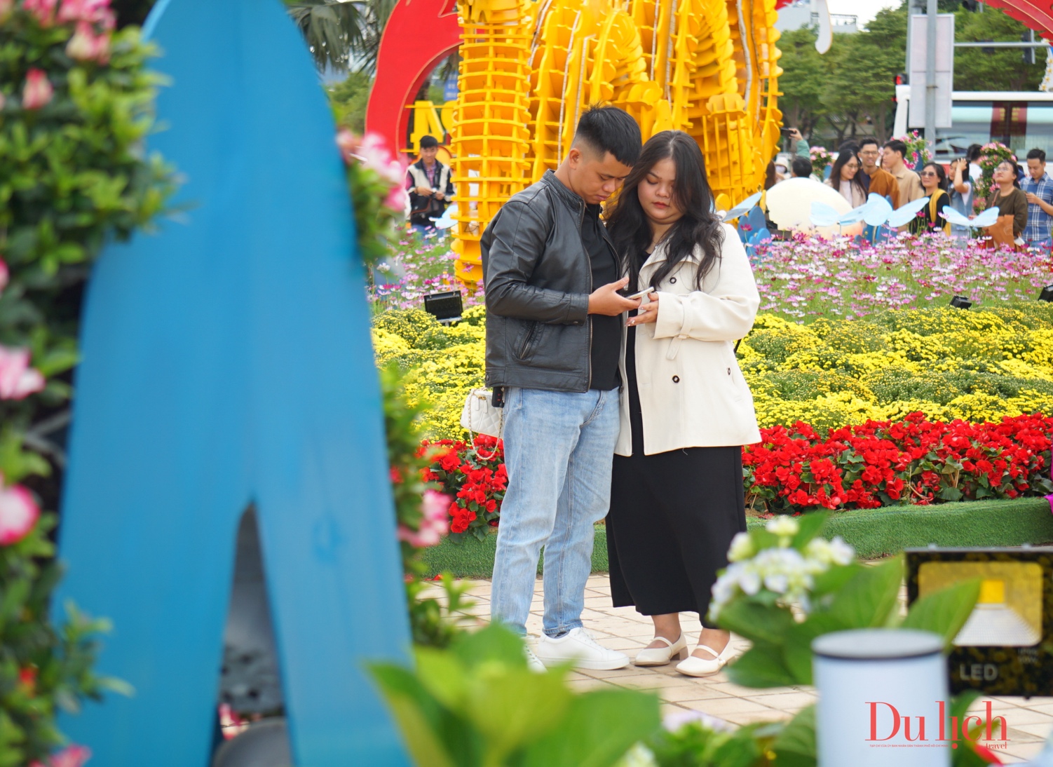 Người dân, du khách nô nức "check-in" đường hoa xuân bên sông Hàn - 15