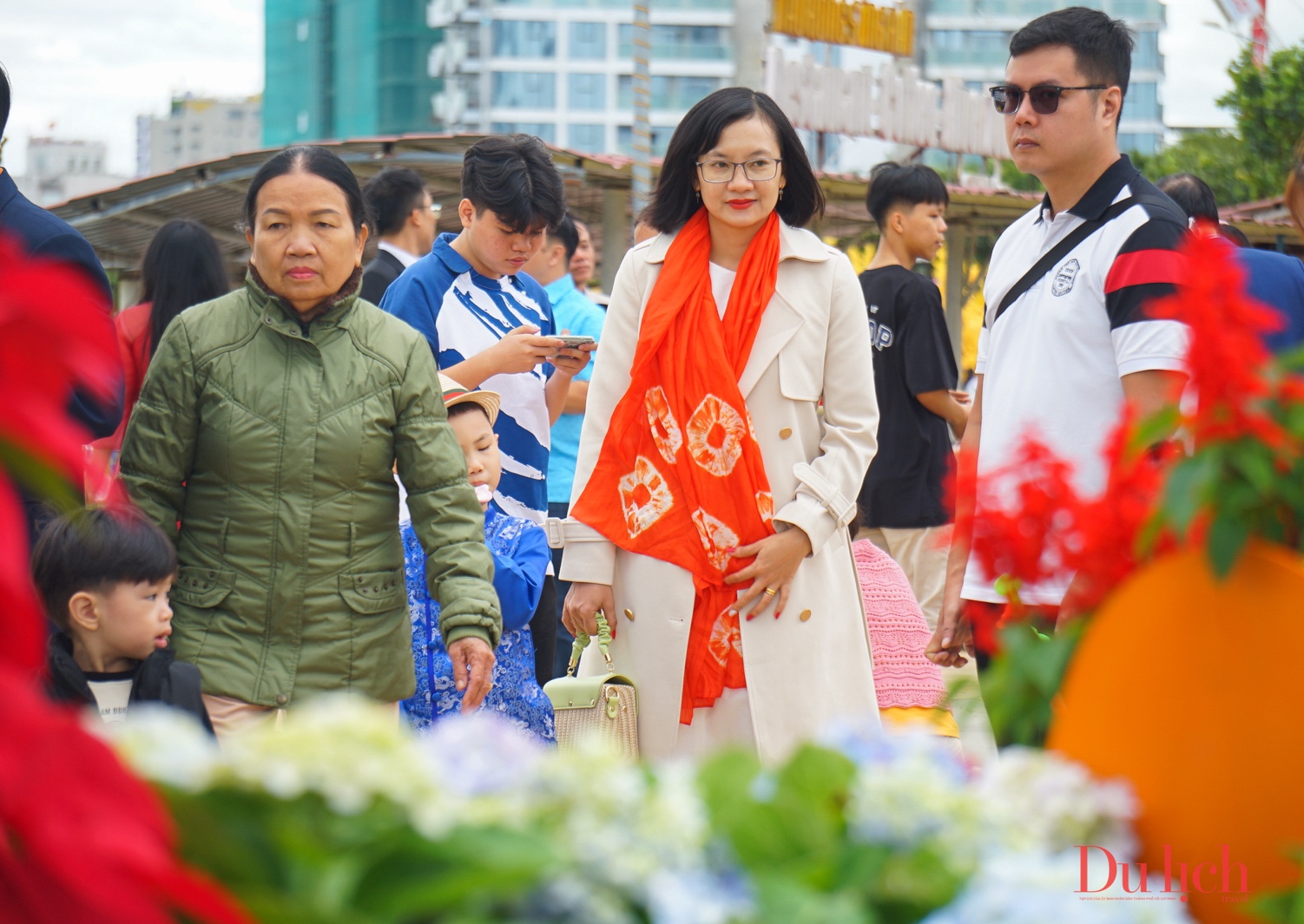 Người dân, du khách nô nức "check-in" đường hoa xuân bên sông Hàn - 11