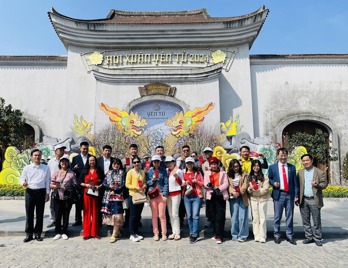Gần 10.000 du khách du xuân tại Yên Tử sau 2 ngày Tết - 1