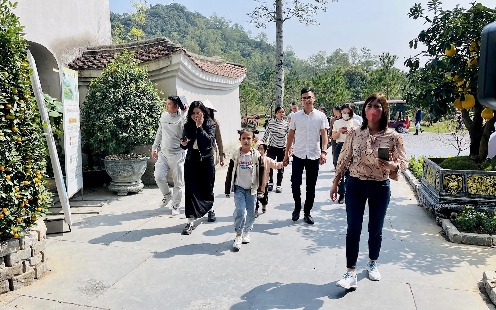 Gần 10.000 du khách du xuân tại Yên Tử sau 2 ngày Tết - 4