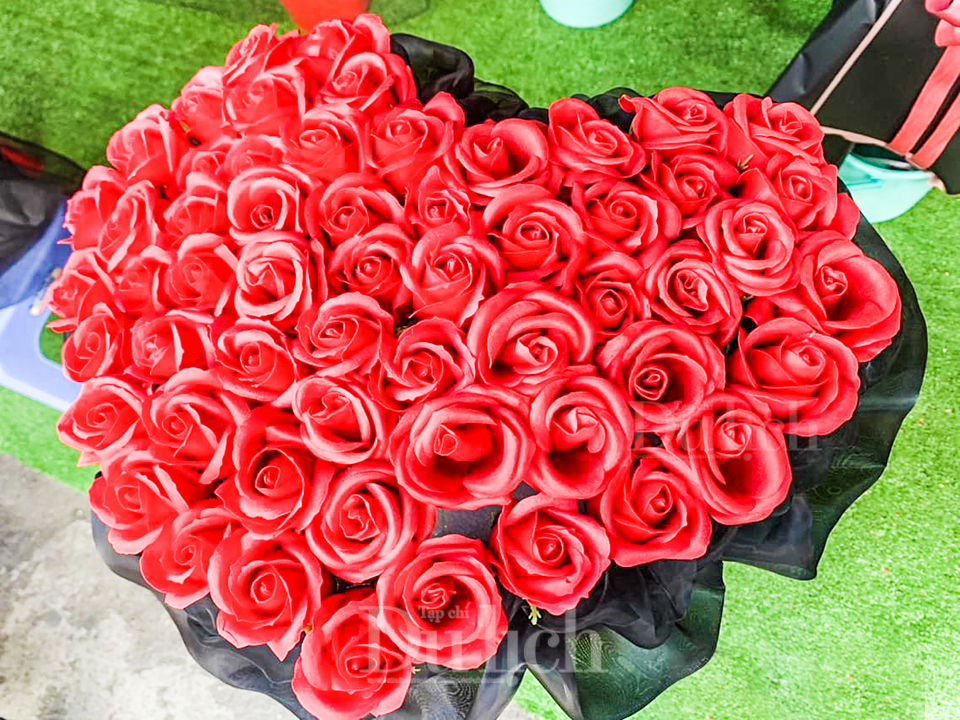 Lễ Valentine trùng dịp nghỉ Tết, người bán hoa lo lắng vì thị trường ảm đạm - 7