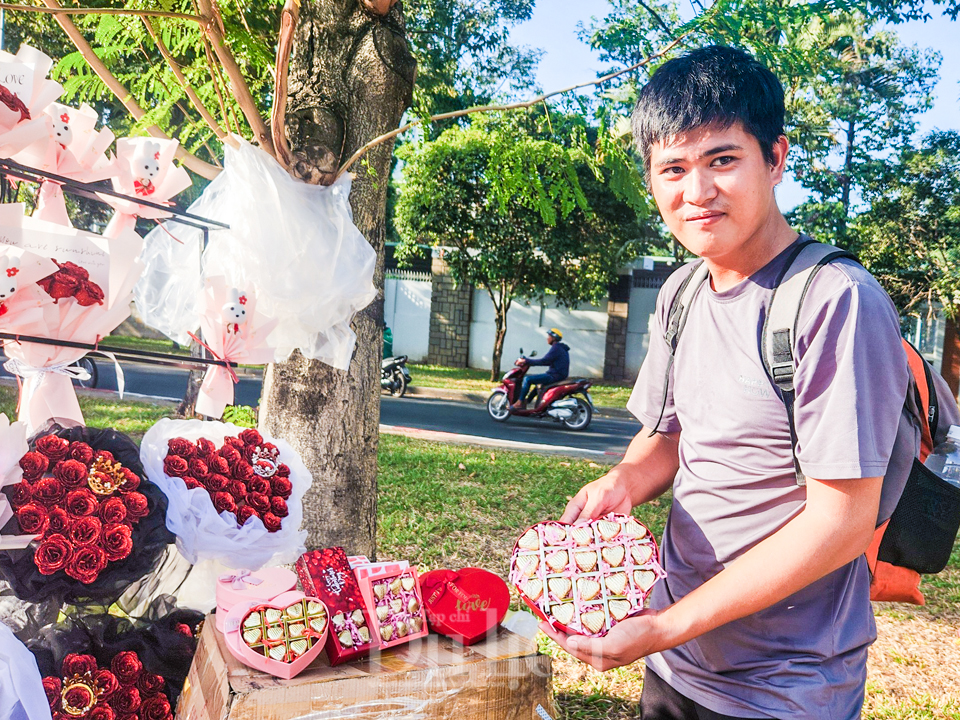 Lễ Valentine trùng dịp nghỉ Tết, người bán hoa lo lắng vì thị trường ảm đạm - 9