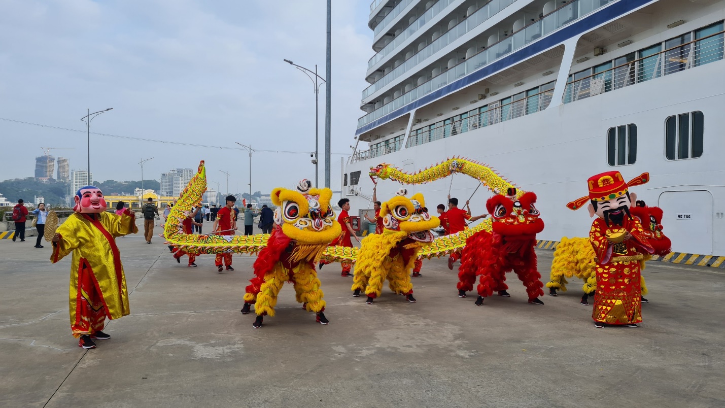 Cảng tàu khách Hạ Long đón chuyến tàu biển đầu tiên năm Giáp Thìn - 10