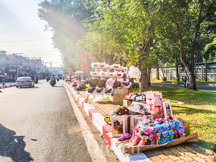 Lễ Valentine trùng dịp nghỉ Tết, người bán hoa lo lắng vì thị trường ảm đạm - 5