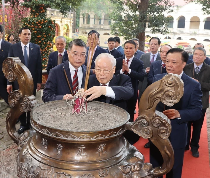 Tổng Bí thư Nguyễn Phú Trọng dâng hương tại Hoàng Thành Thăng Long - 2