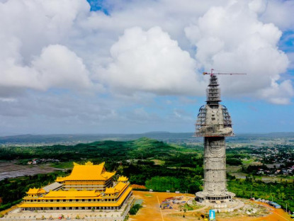  - Ngôi chùa xây chưa xong vẫn đón hàng nghìn lượt khách dịp Tết