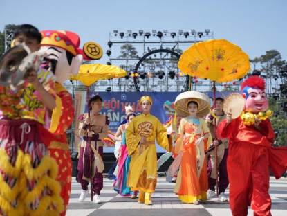 Lễ hội - Du khách thích thú trải nghiệm Tết 3 Miền tại Hạ Long