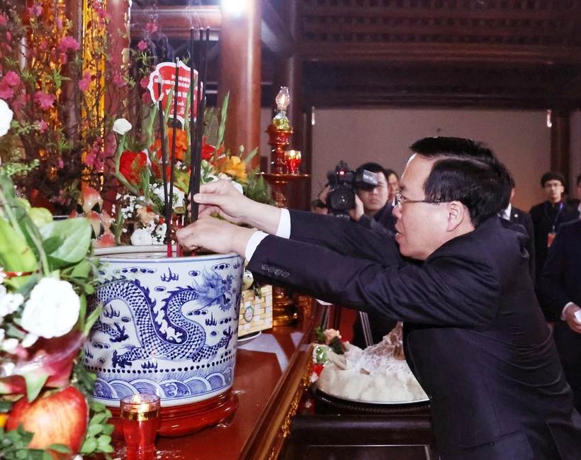Chủ tịch nước khai bút đầu xuân tại Khu Lưu niệm Anh hùng dân tộc Nguyễn Trãi - 1