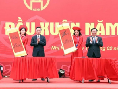 Chuyển động - Chủ tịch nước khai bút đầu xuân tại Khu Lưu niệm Anh hùng dân tộc Nguyễn Trãi