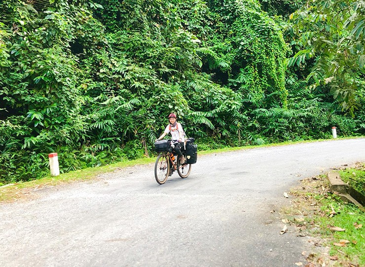 Cô gái 9X đạp xe xuyên Việt, từng ngủ ở nghĩa trang: Cộng đồng tranh cãi - 2