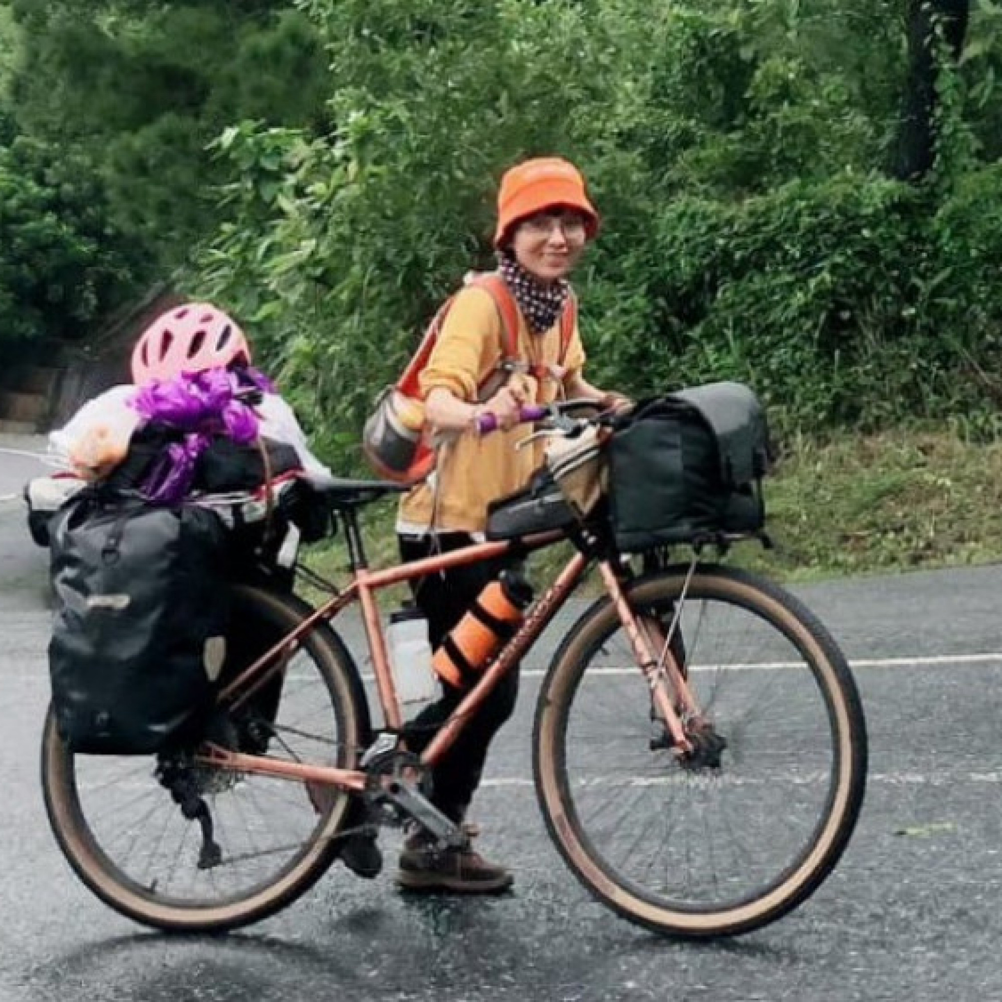 Thể thao - Cô gái 9X đạp xe xuyên Việt, từng ngủ ở nghĩa trang: Cộng đồng tranh cãi