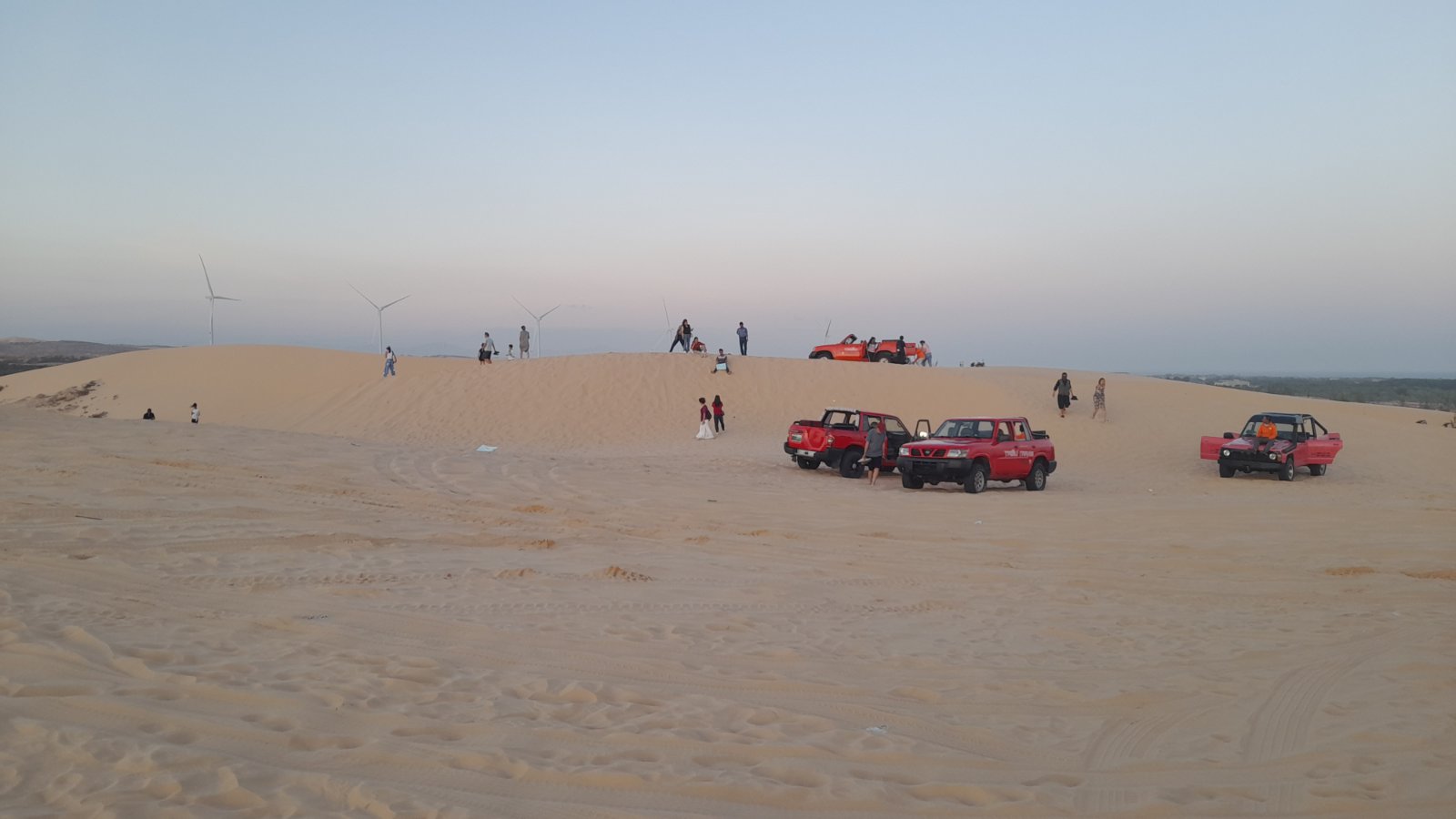 'Sa mạc' cát trắng đón lượng lớn khách du xuân - 1