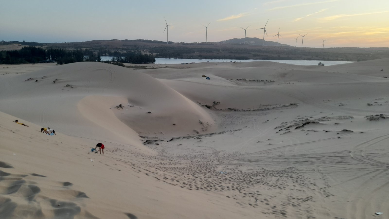 'Sa mạc' cát trắng đón lượng lớn khách du xuân - 2
