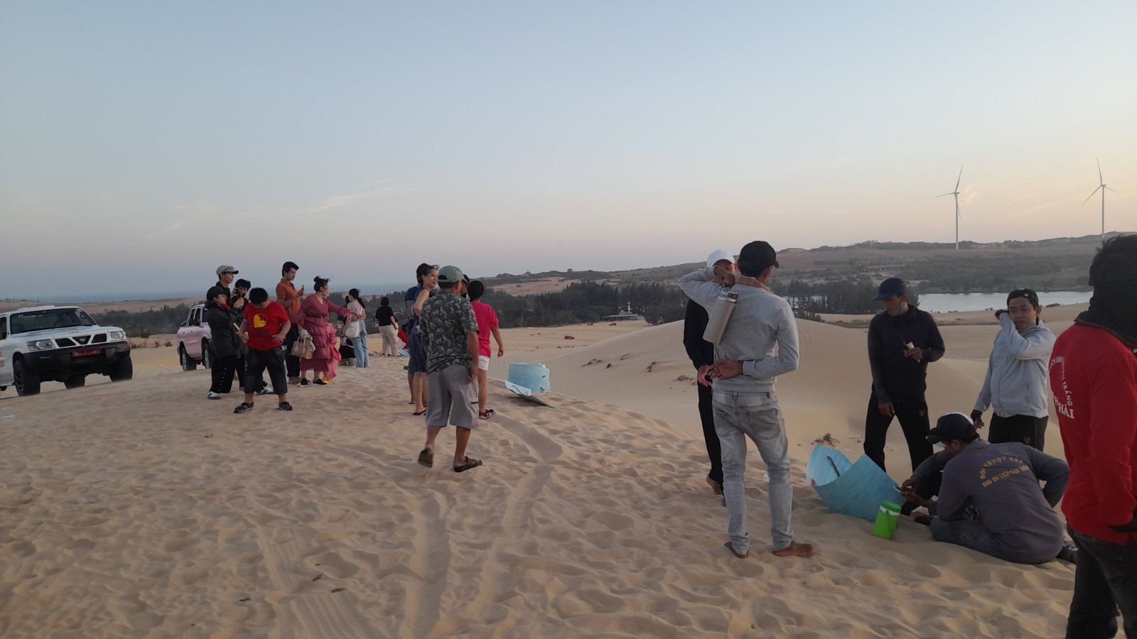 'Sa mạc' cát trắng đón lượng lớn khách du xuân - 4