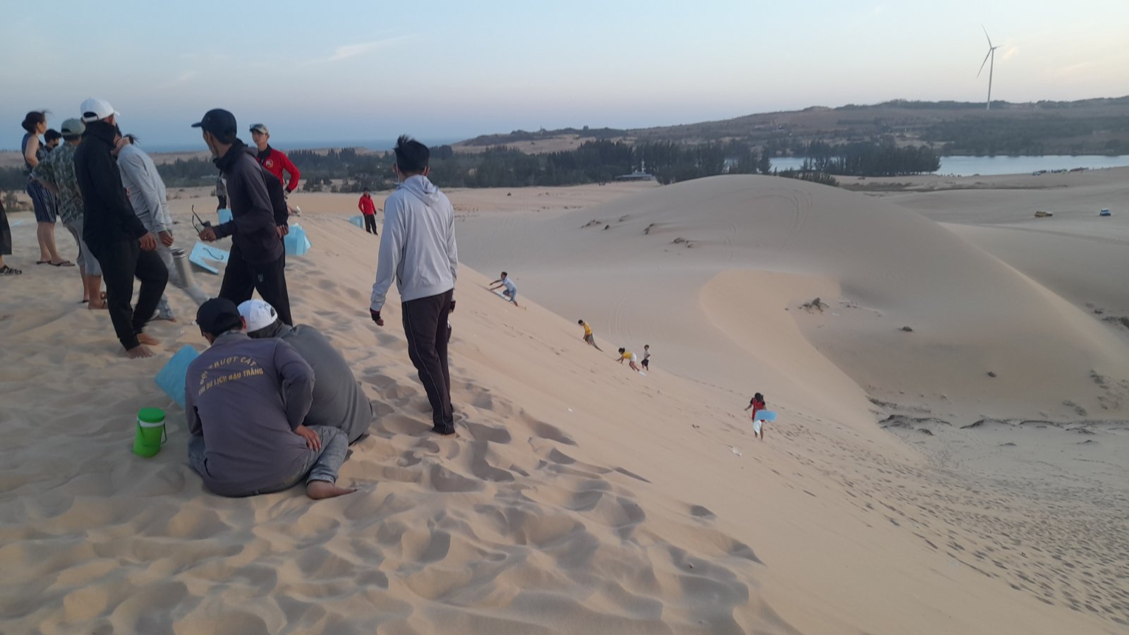 'Sa mạc' cát trắng đón lượng lớn khách du xuân - 5