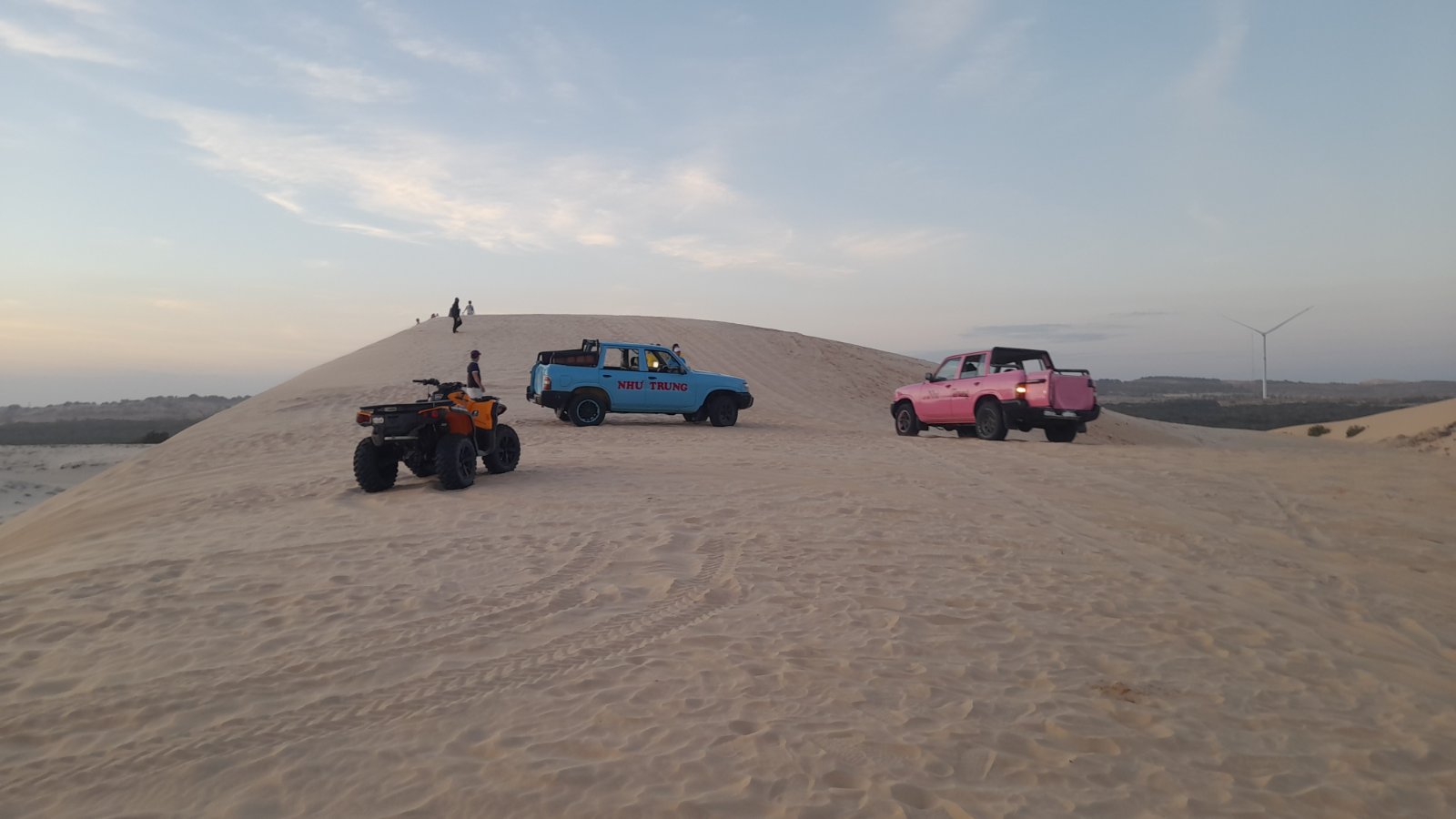 'Sa mạc' cát trắng đón lượng lớn khách du xuân - 6