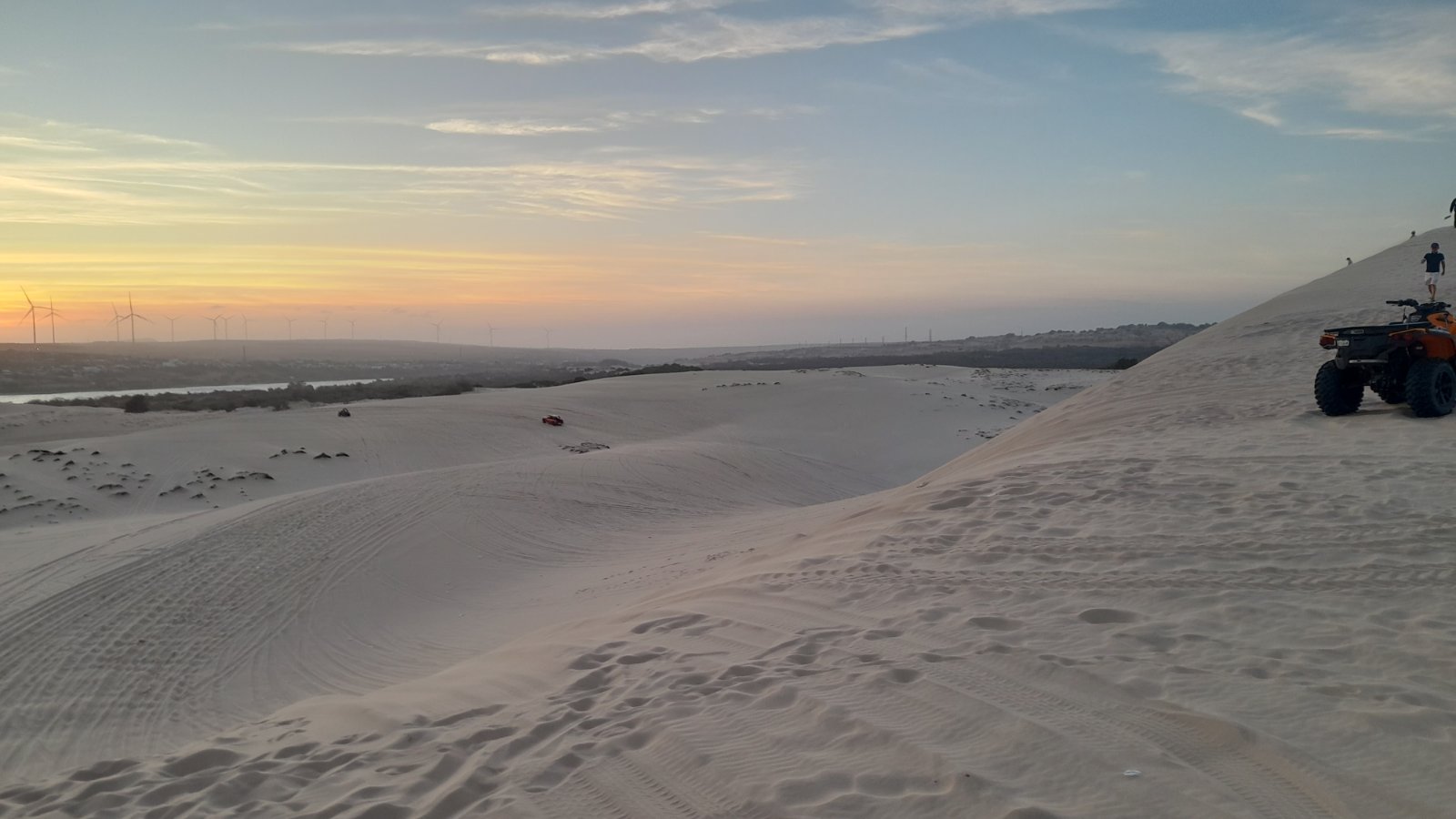 'Sa mạc' cát trắng đón lượng lớn khách du xuân - 7