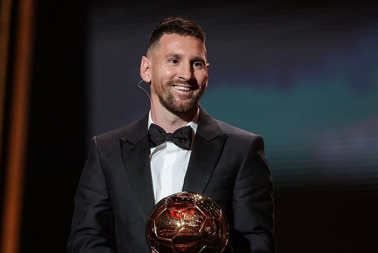 Messi cho Barcelona “mượn” Quả bóng Vàng thứ 8, lý do nhạy cảm không chọn PSG - 1