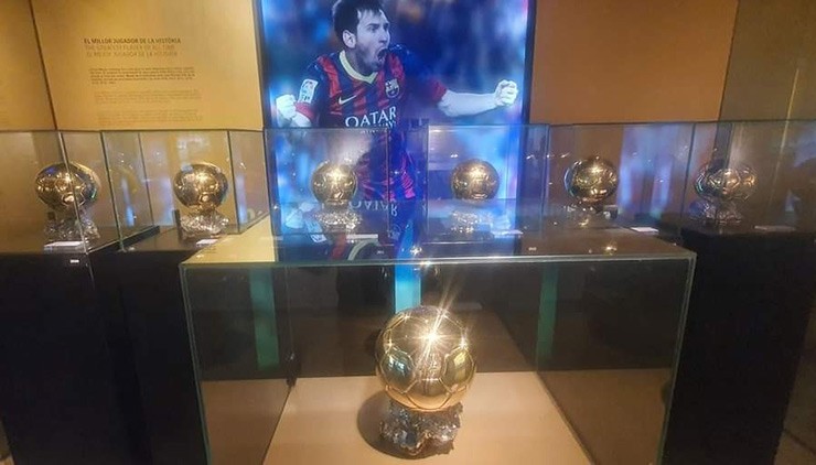 Messi cho Barcelona “mượn” Quả bóng Vàng thứ 8, lý do nhạy cảm không chọn PSG - 2