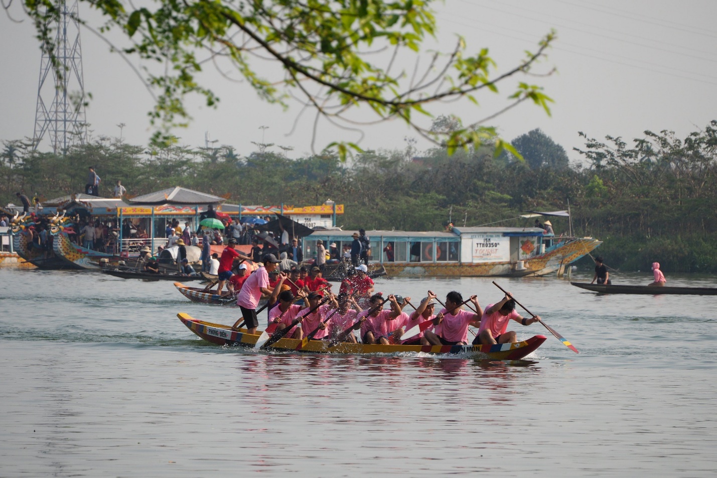 Về sông Hương xem giải đua ghe truyền thống - 2