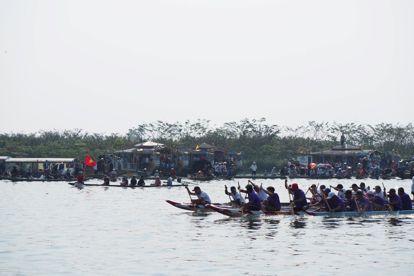 Về sông Hương xem giải đua ghe truyền thống - 6