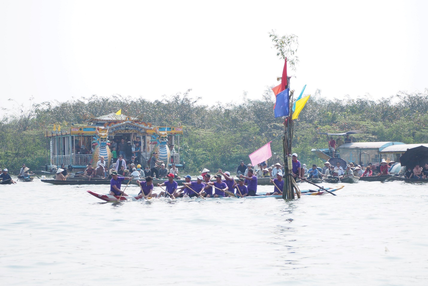 Về sông Hương xem giải đua ghe truyền thống - 11