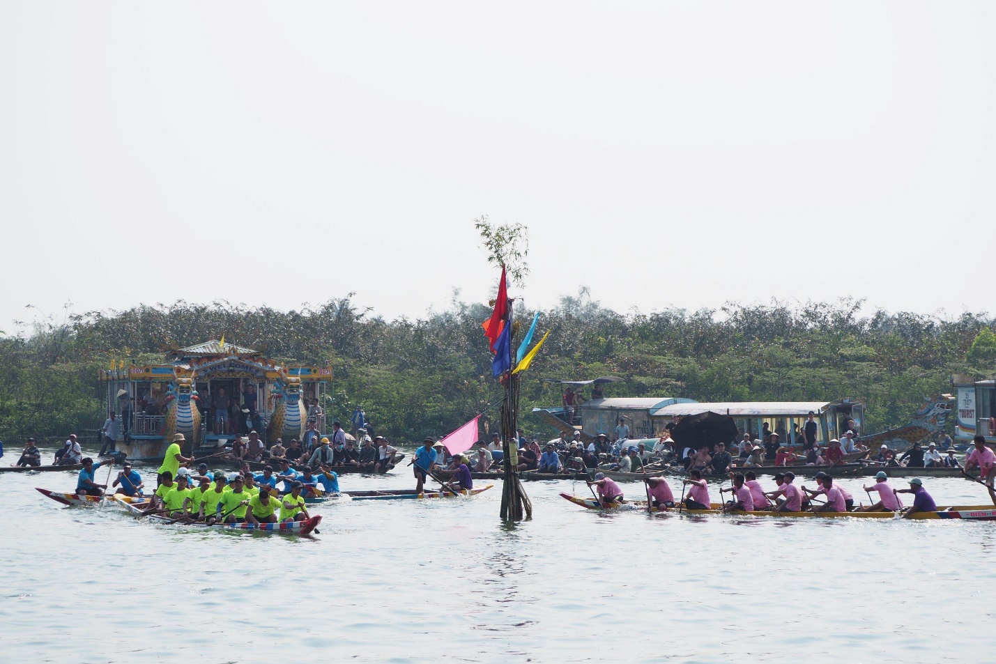 Về sông Hương xem giải đua ghe truyền thống - 9