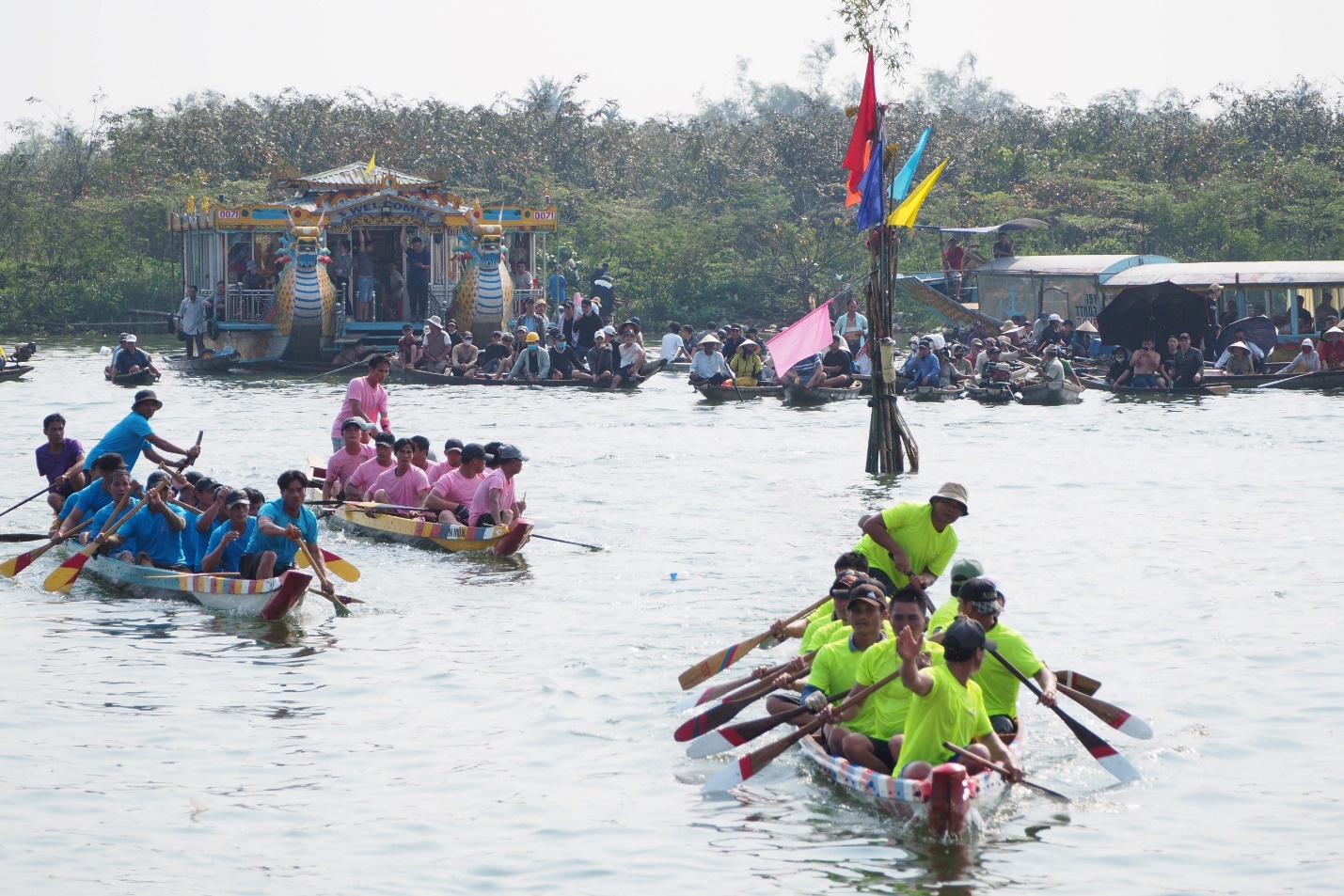 Về sông Hương xem giải đua ghe truyền thống - 10