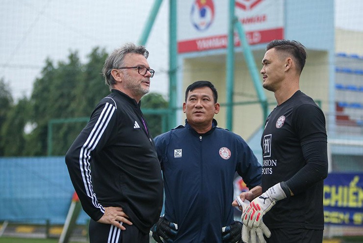 Tin mới nhất bóng đá tối 22/2: HLV Troussier trở lại Việt Nam - 1