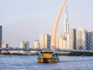 Khác biệt thế nào khi ngắm TP.HCM từ buýt sông giá rẻ và cao cấp?