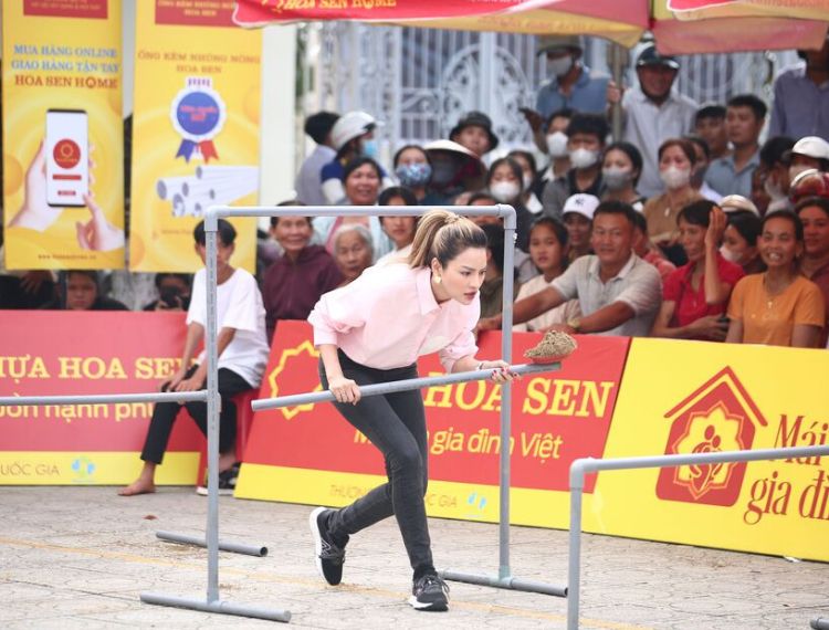 Siêu mẫu  Vũ Thu Phương dạy catwalk “mổ cò” cho MC Quyền Linh
