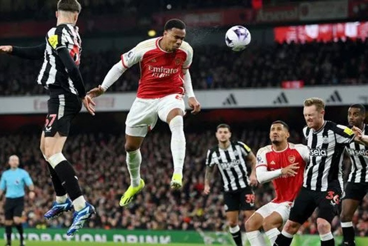Arsenal ghi bàn từ đá phạt số 1 Ngoại hạng Anh, sắp phá kỷ lục của MU thời Sir Alex - 1