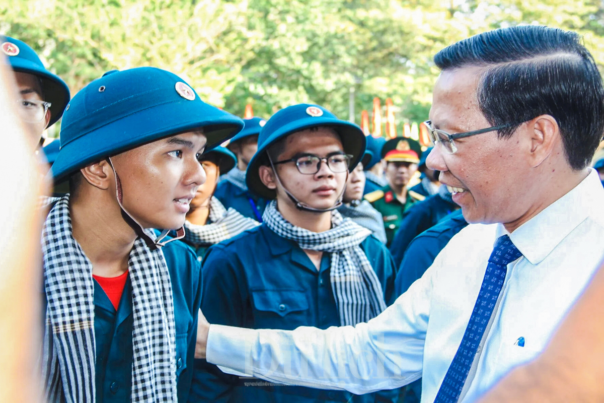 Chủ tịch UBND TPHCM Phan Văn Mãi động viên thanh niên lên đường nhập ngũ - 1