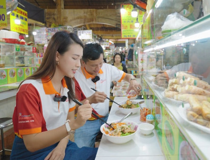  - Khám phá Chợ Bến Thành cùng diễn viên Hoàng Oanh và đầu bếp Alain Nguyễn