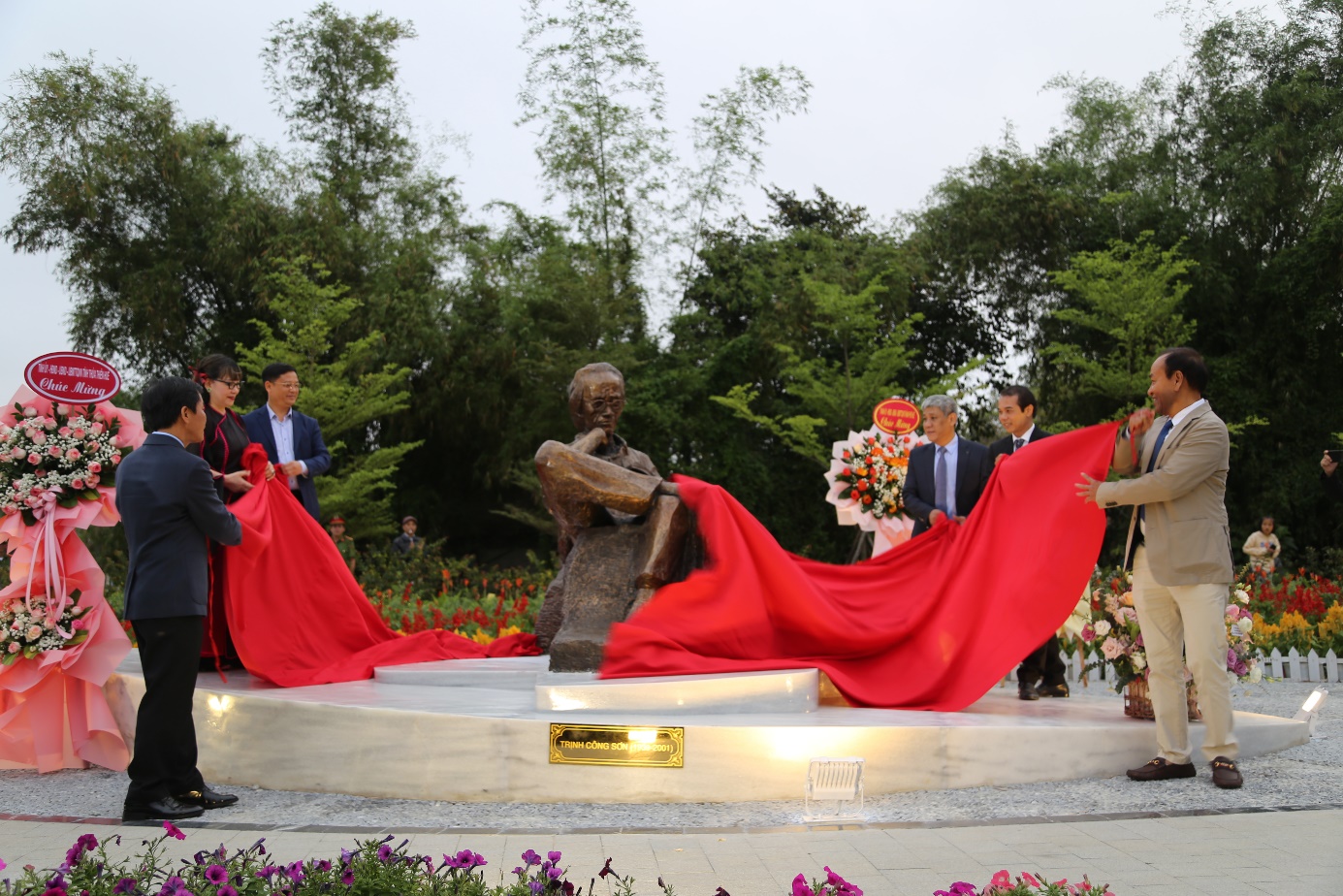 Tượng cố nhạc sĩ Trịnh Công Sơn ở Huế thu hút người dân, du khách - 10