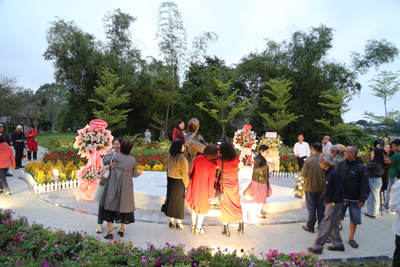 Tượng cố nhạc sĩ Trịnh Công Sơn ở Huế thu hút người dân, du khách - 11