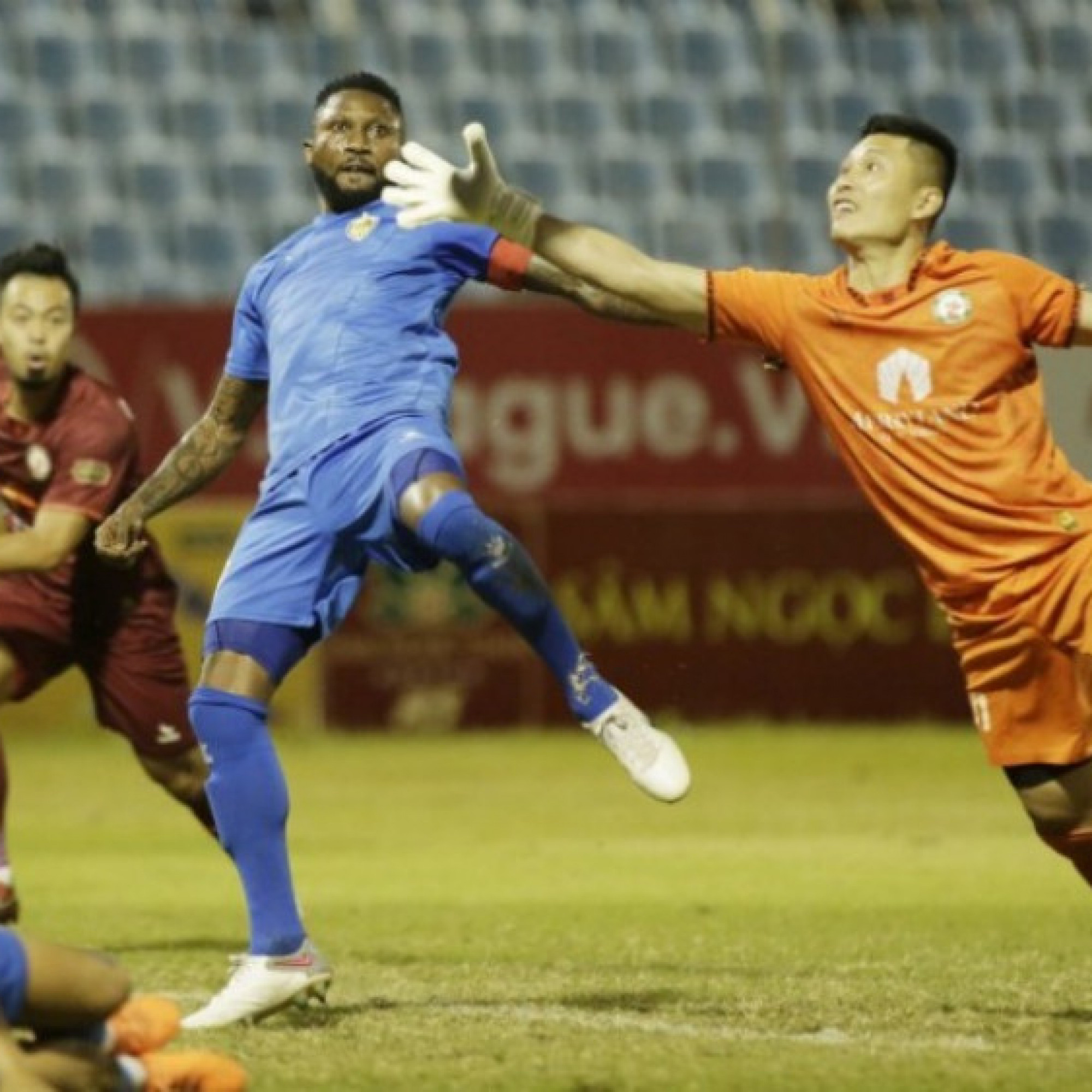  - Video bóng đá Quảng Nam - Bình Định: Siêu phẩm sút xa, bùng nổ cuối trận (V-League)