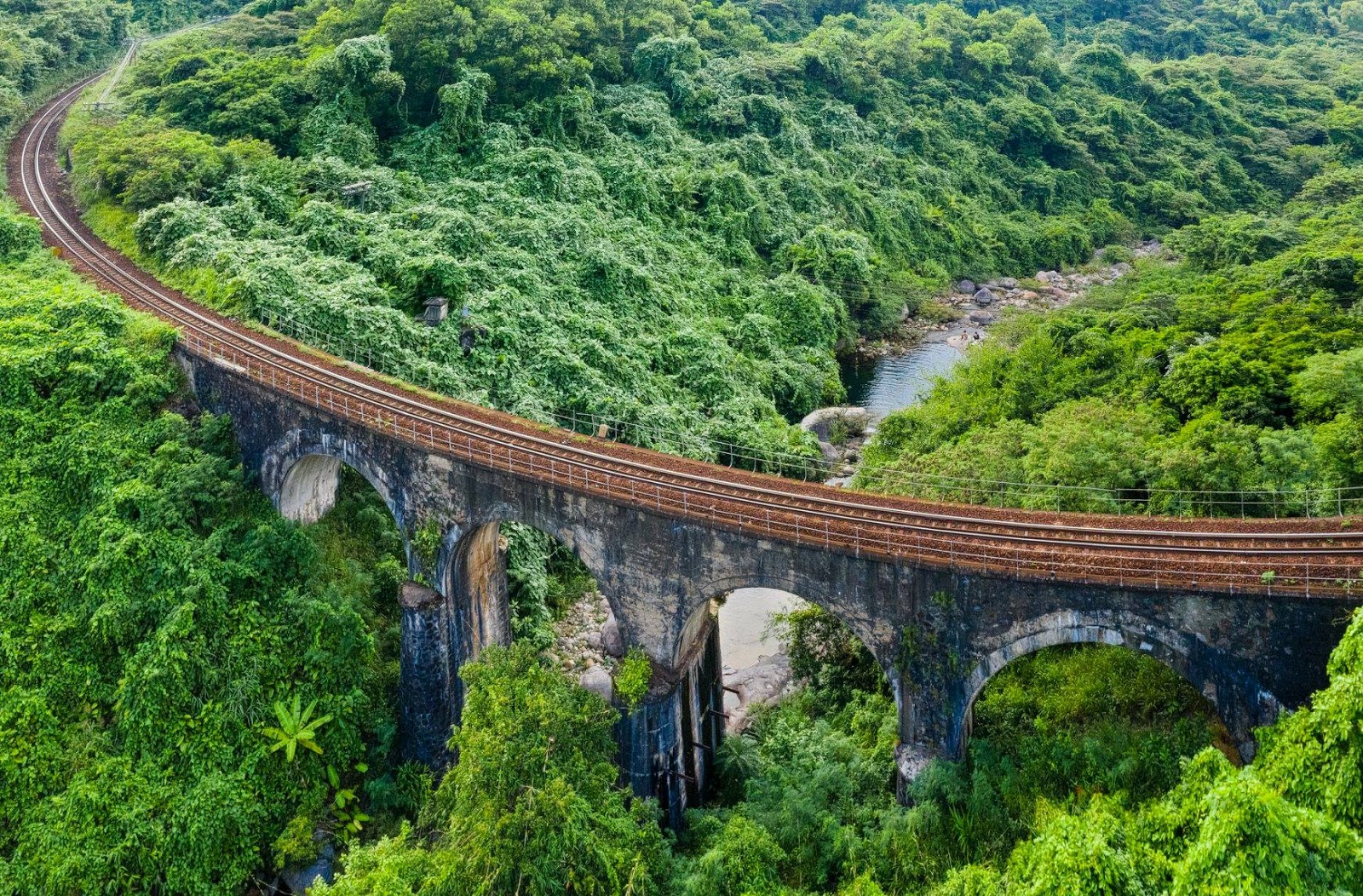 Tuyến đường sắt đẹp nhất Việt Nam sắp có tàu du lịch - 1