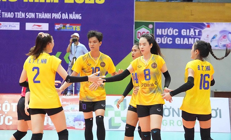 Bích Tuyền bóng chuyền đập như búa bổ, Ninh Bình giành chức vô địch trị giá 300 triệu đồng - 2