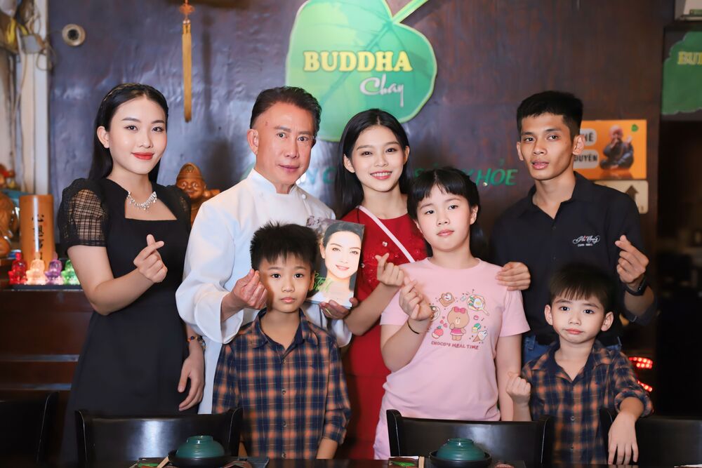 Vua đầu bếp "Yan Can Cook" xúc động cúi chào di ảnh của cố nghệ sĩ Phi Nhung - 1