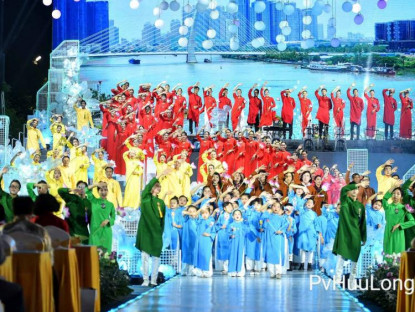 Lễ hội - Lễ hội áo dài TP.HCM khai mạc hoành tráng tại Phố đi bộ Nguyễn Huệ