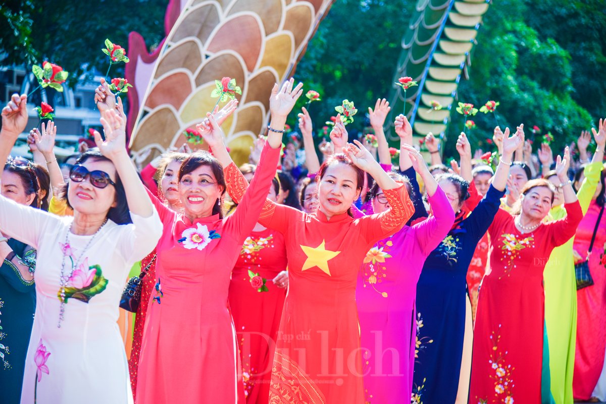 Lễ hội áo dài - Ngàn sắc màu rộn ràng mừng Ngày Quốc tế Phụ nữ - 11