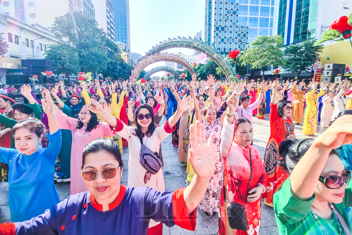 Lễ hội áo dài - Ngàn sắc màu rộn ràng mừng Ngày Quốc tế Phụ nữ - 9